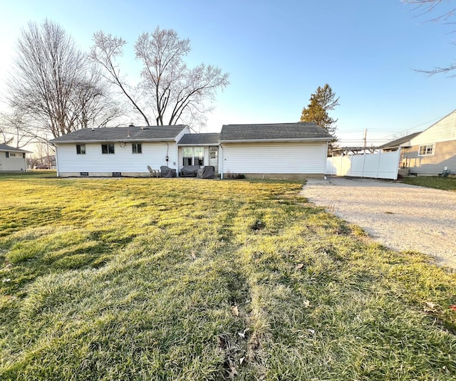 view of front of house featuring driveway and a front lawn