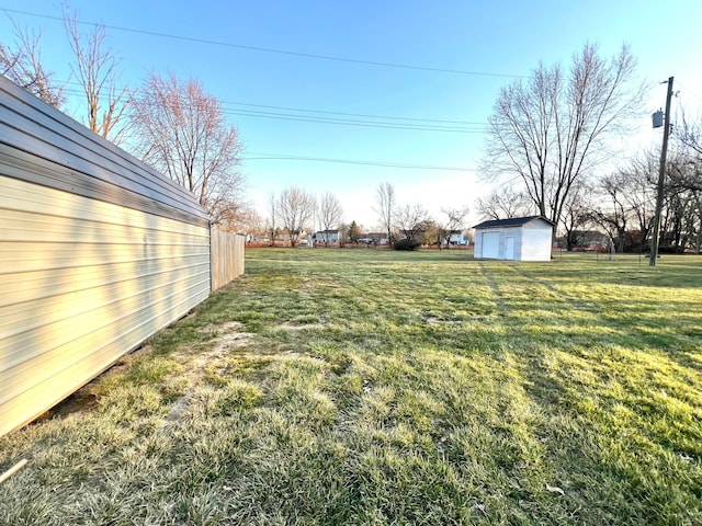 view of yard featuring an outdoor structure