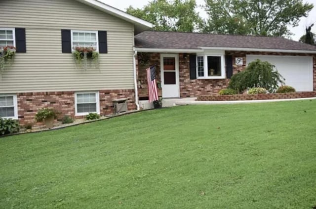 tri-level home featuring a front lawn