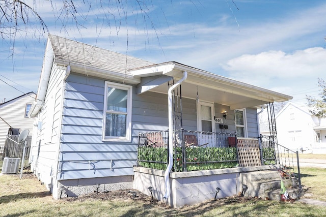 4461 Lancaster Ave, Columbus, OH 43207 - bungalow-style home with a porch