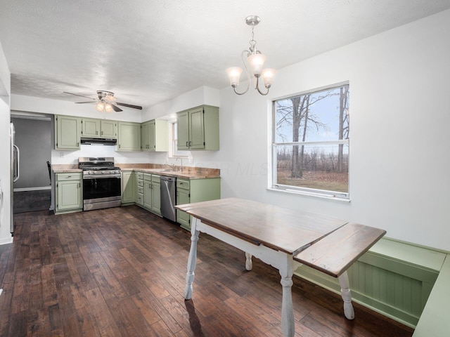 kitchen featuring sink, dark wood-type flooring, green cabinets, stainless steel appliances, and ceiling fan with notable chandelier