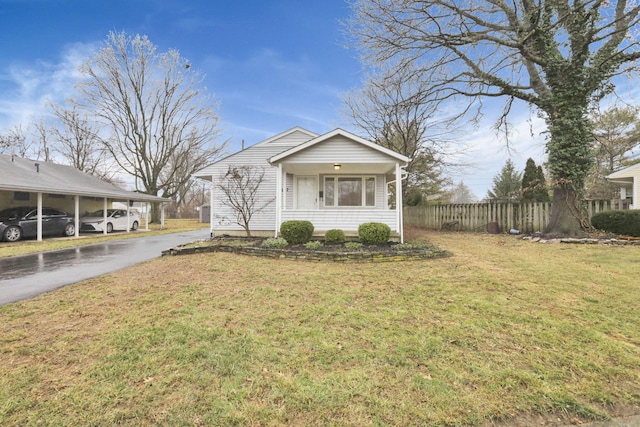 view of front of property featuring a carport and a front yard