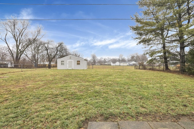 view of yard featuring an outbuilding