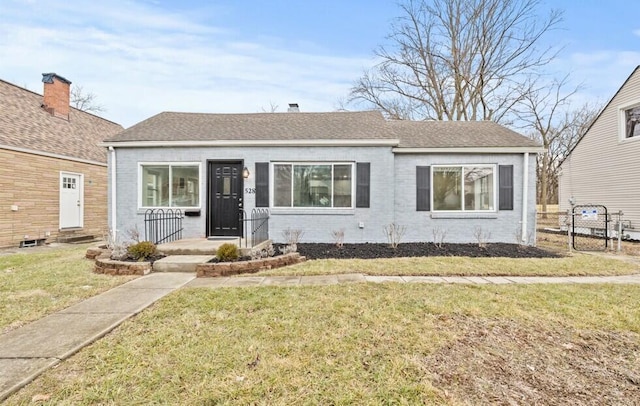 view of front of property featuring a front lawn