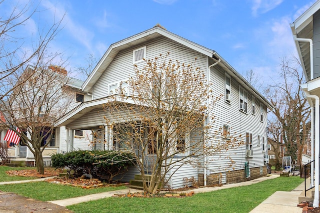 view of front of house with a front lawn