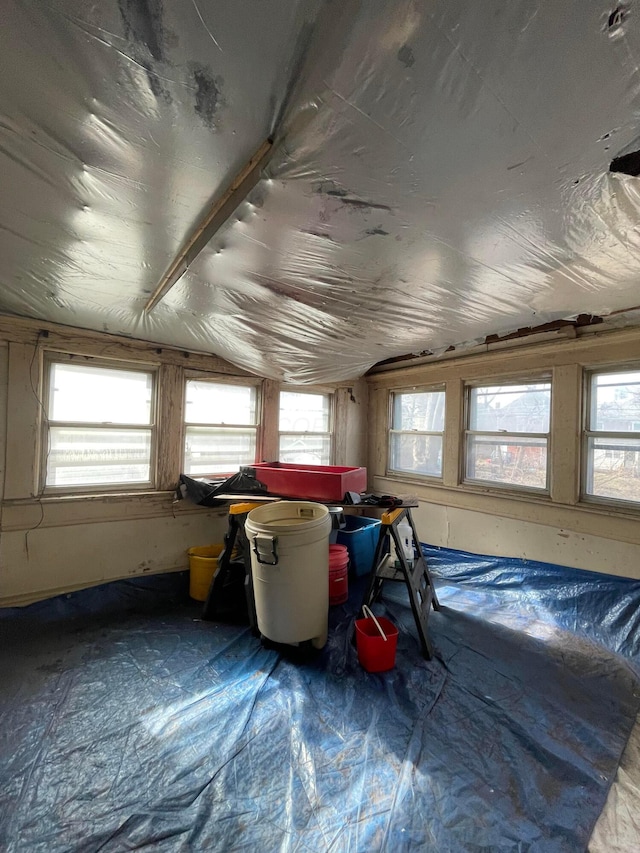 sunroom with vaulted ceiling