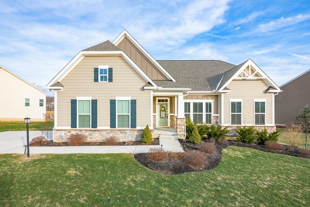 craftsman-style home featuring a front lawn