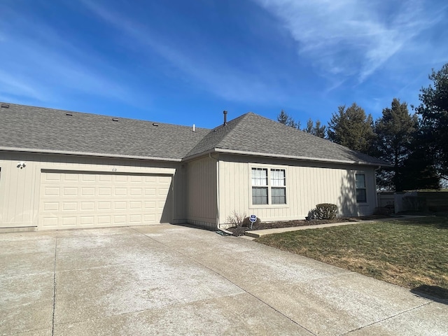 view of front facade featuring a garage and a front yard