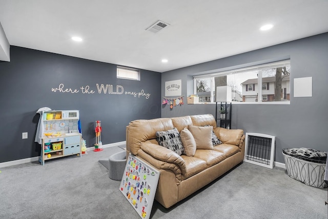 carpeted living room with plenty of natural light, baseboards, visible vents, and recessed lighting