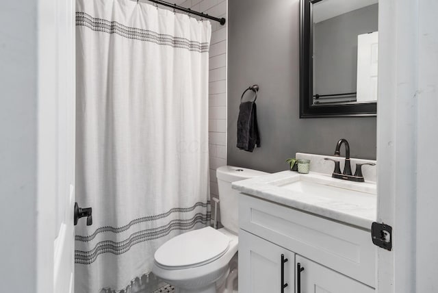 full bathroom featuring toilet, a shower with curtain, and vanity