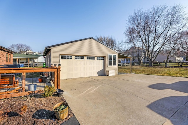 1545 E Choctaw Dr, London, OH 43140 - detached garage featuring fence