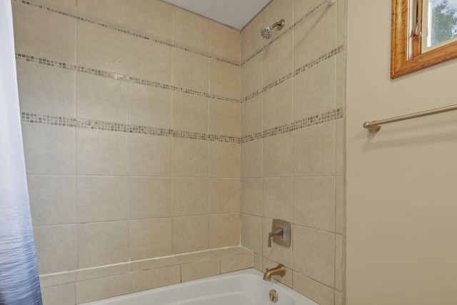 bathroom with tub / shower combination