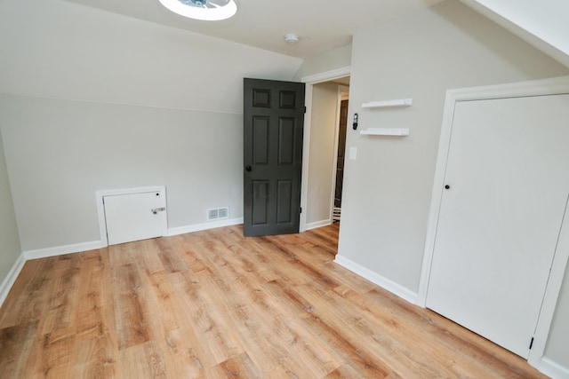 189 N Gould Rd, Bexley, OH 43209 - bonus room featuring light wood-type flooring, vaulted ceiling, and baseboards