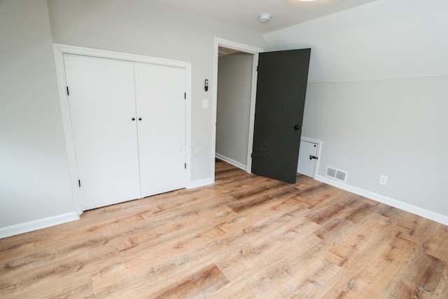 189 N Gould Rd, Bexley, OH 43209 - unfurnished bedroom with light wood-style flooring, lofted ceiling, a closet, and baseboards