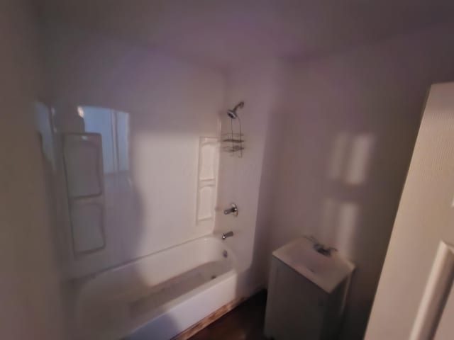 bathroom with tub / shower combination