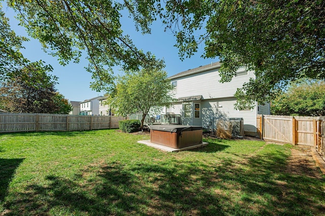 view of yard with a hot tub