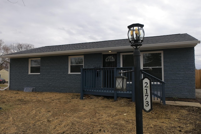 ranch-style house featuring roof with shingles