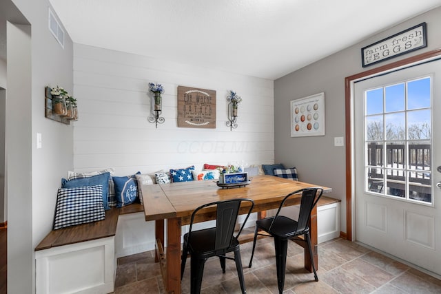 dining area featuring visible vents, baseboards, and breakfast area