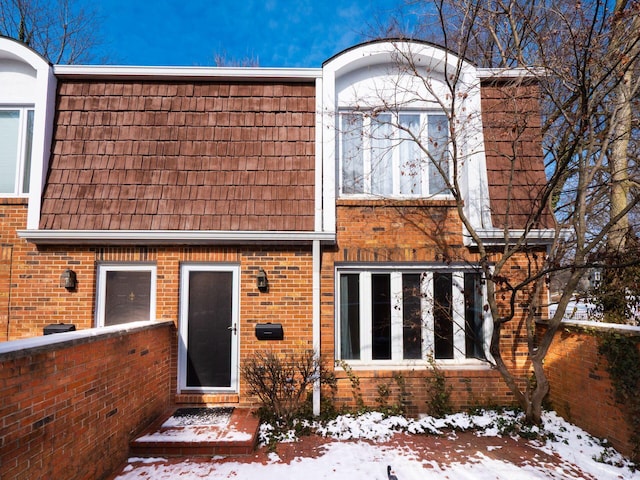 view of front facade featuring brick siding