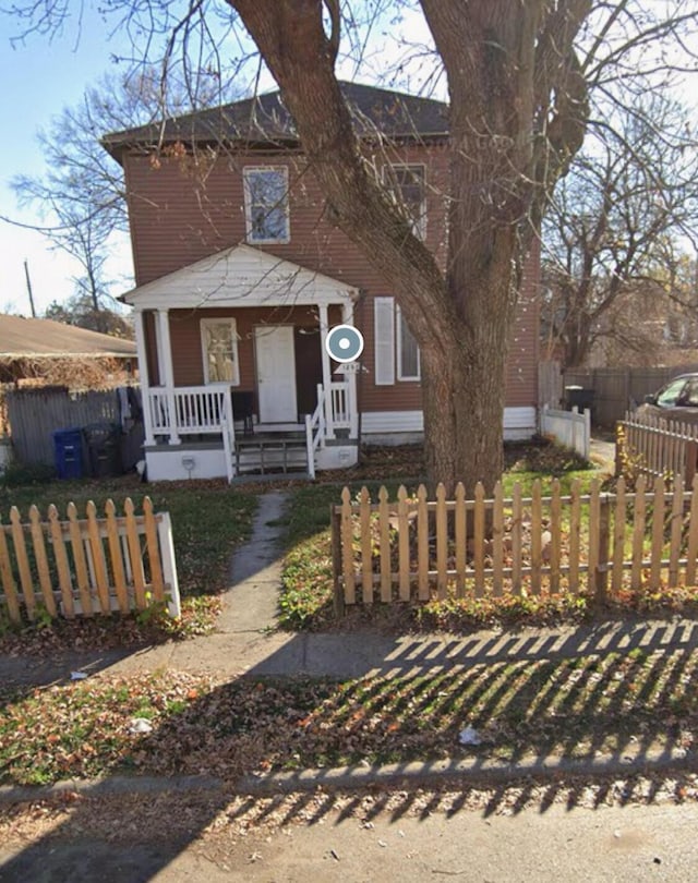 view of front of house featuring a fenced front yard