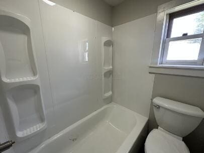 full bath with toilet and shower / tub combination