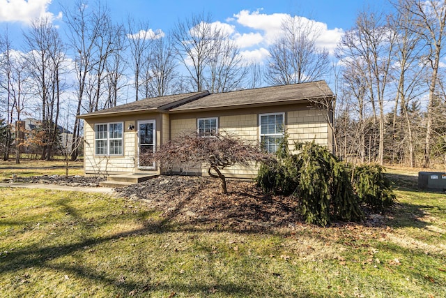 view of front of house with a front lawn