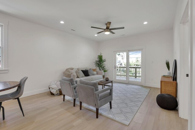 344 Buckingham St, Newark, OH 43055 - living room featuring a ceiling fan, light wood-type flooring, baseboards, and recessed lighting
