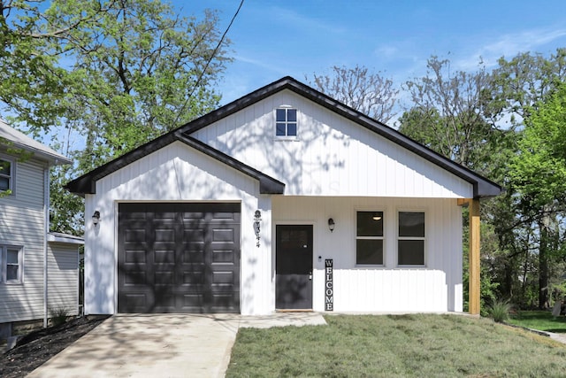 344 Buckingham St, Newark, OH 43055 - view of front facade with an attached garage, a front yard, and driveway