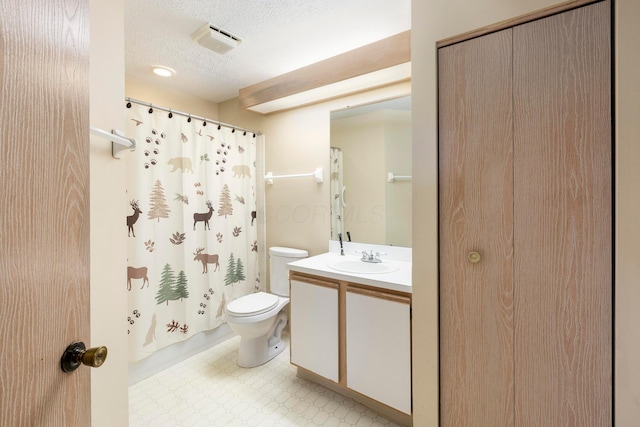 full bath featuring toilet, a shower with shower curtain, a textured ceiling, and vanity