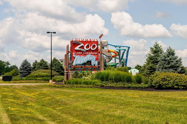 community sign with a lawn