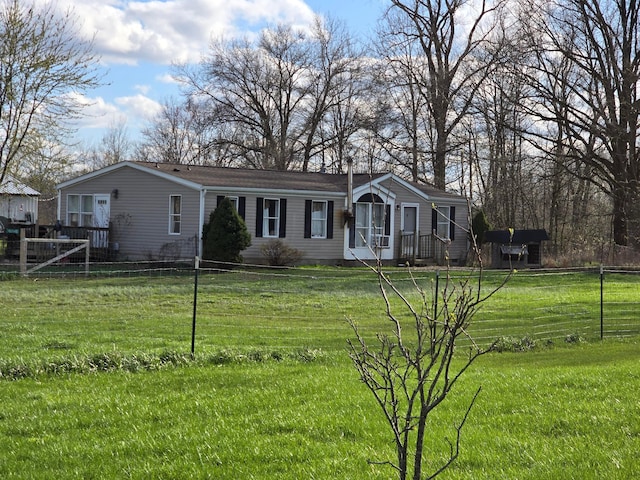 view of front of home featuring a front lawn and fence
