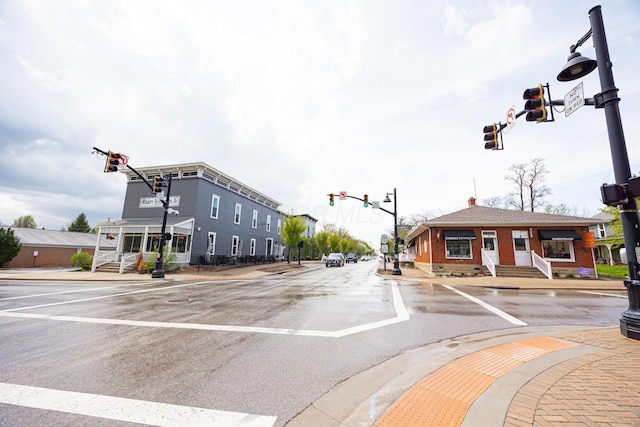 413 Ashmoore Cir E, Powell, OH 43065 - view of road with traffic lights, sidewalks, street lighting, and curbs