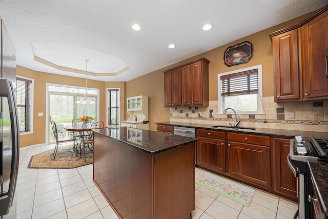 413 Ashmoore Cir E, Powell, OH 43065 - kitchen featuring a center island, light tile patterned floors, appliances with stainless steel finishes, and a sink