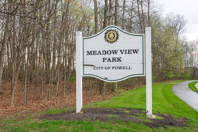 413 Ashmoore Cir E, Powell, OH 43065 - community sign featuring a yard