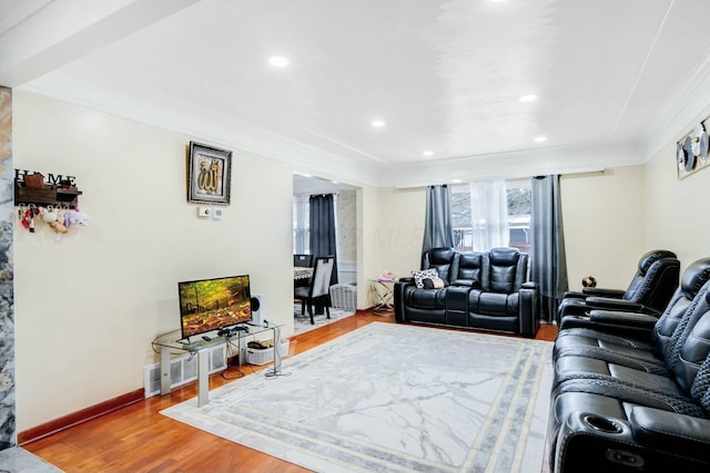 living room featuring crown molding, recessed lighting, wood finished floors, and baseboards