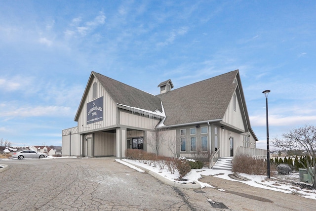 view of front of property featuring a shingled roof