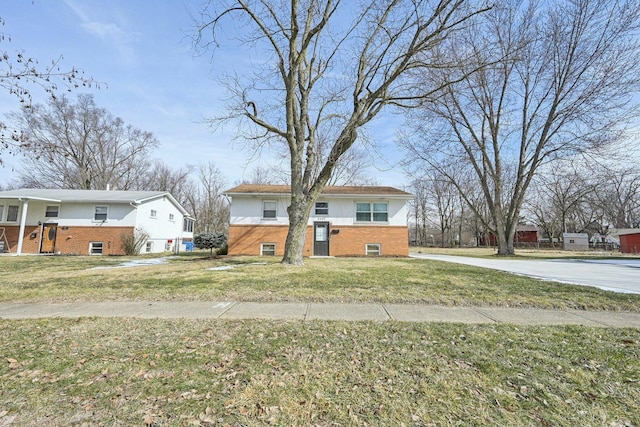 view of front facade featuring a front lawn and brick siding