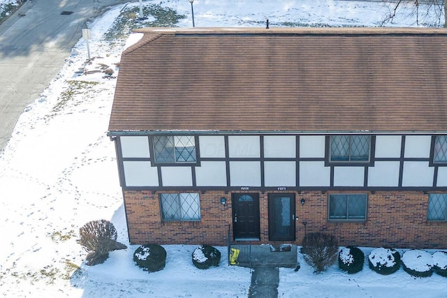 view of front facade featuring brick siding