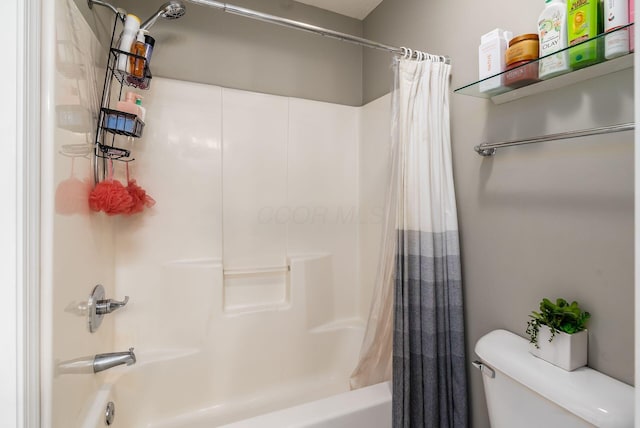 full bathroom featuring toilet and shower / tub combo with curtain