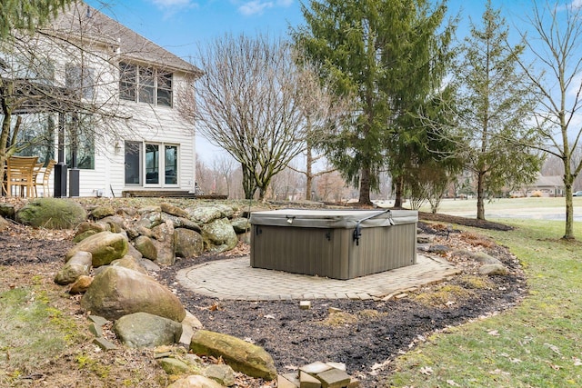 view of yard featuring a hot tub