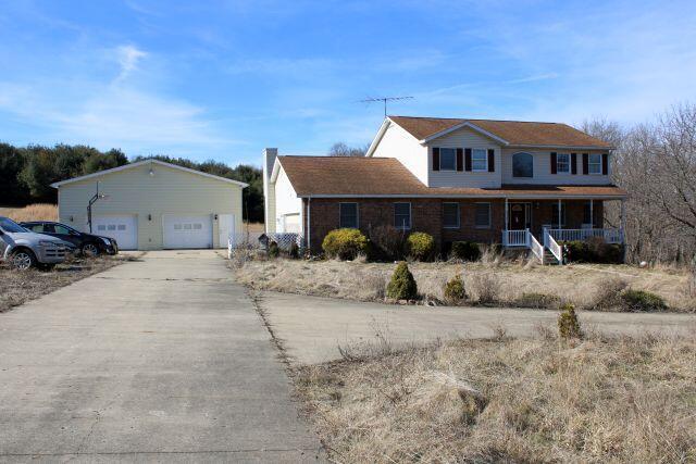 view of front facade with a porch and a detached garage