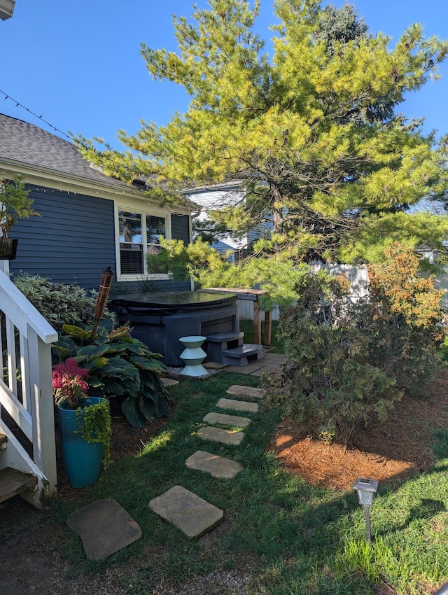 view of yard featuring a hot tub