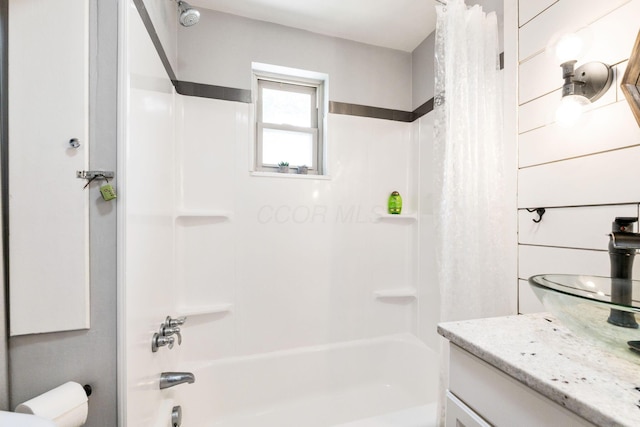 full bath with shower / tub combo with curtain, vanity, and toilet