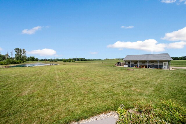 view of yard featuring a rural view