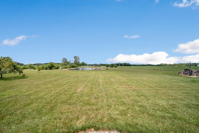 view of yard featuring a rural view