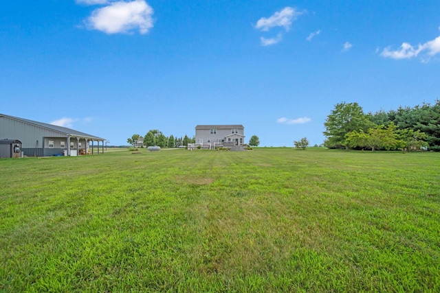 view of yard featuring a rural view