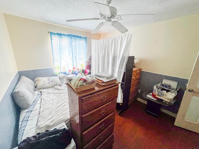 bedroom featuring ceiling fan and a textured ceiling