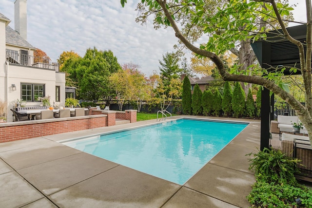 view of swimming pool featuring a patio, outdoor lounge area, and a fenced in pool