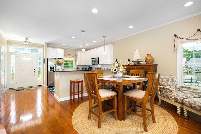 dining area featuring baseboards, recessed lighting, hardwood / wood-style flooring, and crown molding