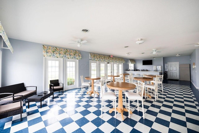 dining space featuring visible vents, ceiling fan, and baseboards